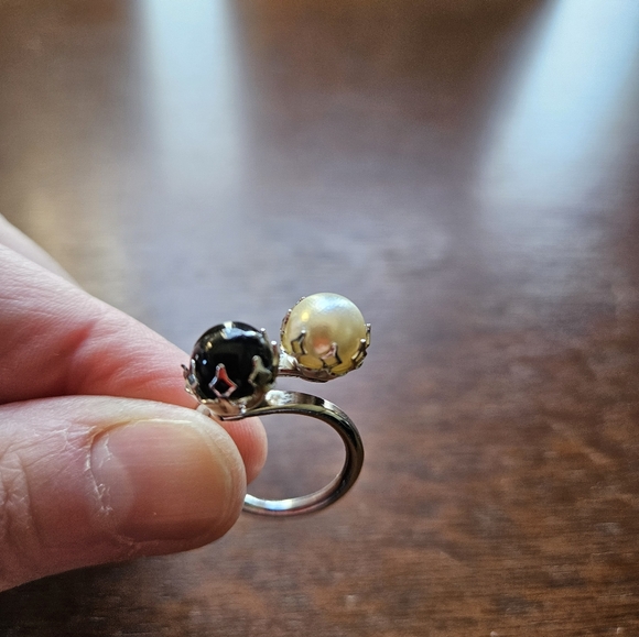 Black and white faux pearl silver ring. Size 5 to 6. - Picture 3 of 6